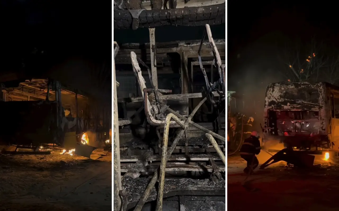 Imagem de quatro ônibus escolares que foram incendiados dentro de escola em Aquiraz.