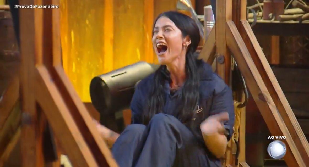 Rayane comemora a vitória na Prova do Fazendeiro