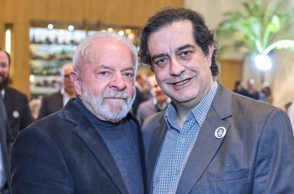 Imagem do advogado Luiz Fernando Pacheco ao lado do presidente Lula.