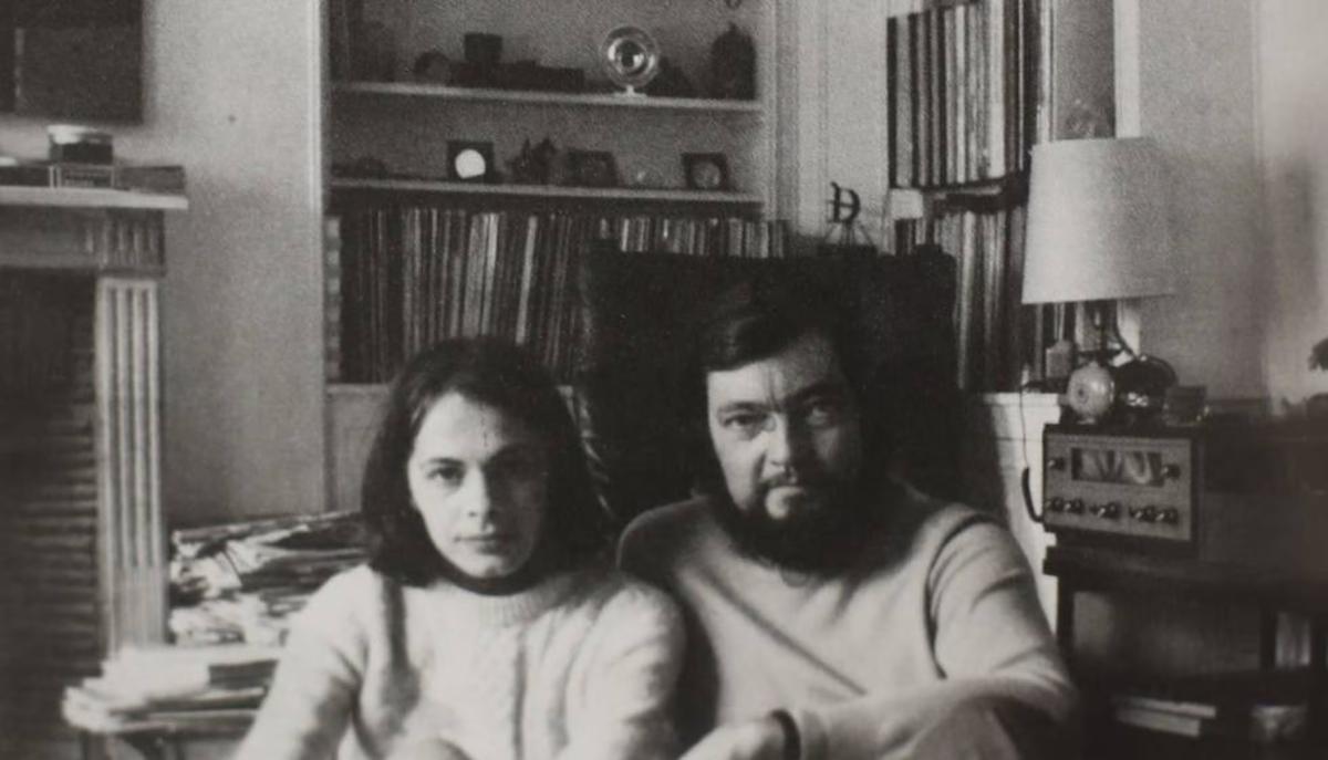 Imagem de Cristina Peri Rossi e Júlio Cortázar, na casa deste último em Paris, em 1973.