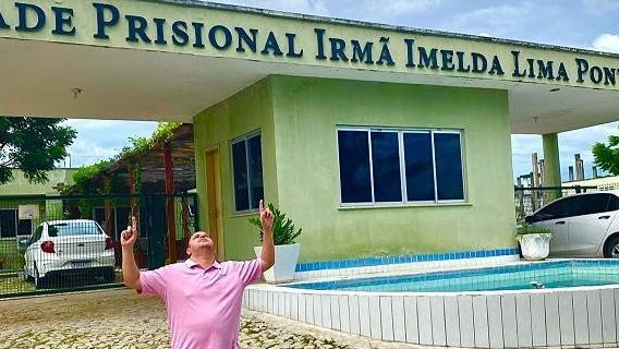Foto publicada pelo advogado José Lourinho Coelho Neto quando foi solto em um presídio no Ceará. A imagem mostra ele de joelhos e mãos para cima, em frente ao presídio