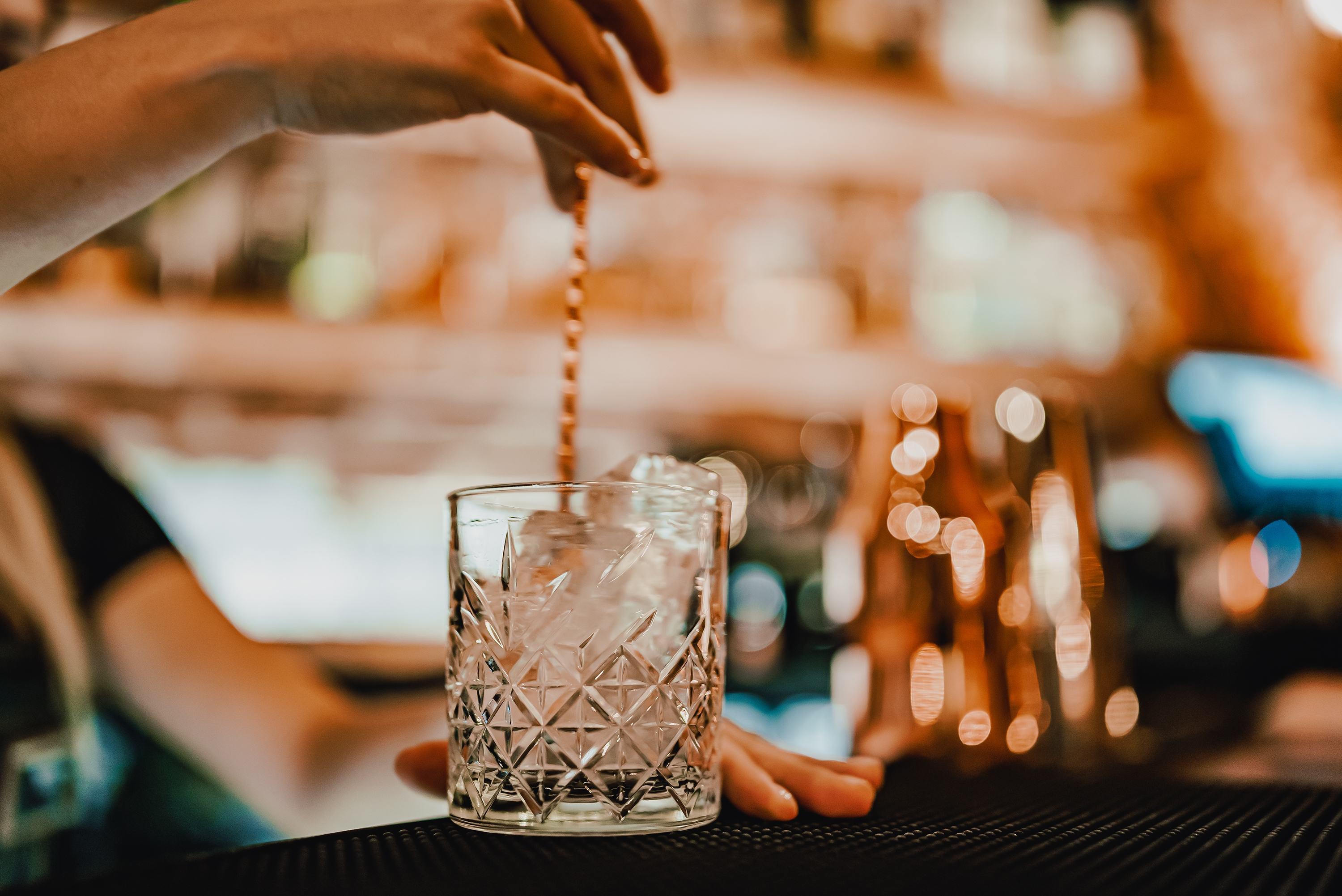 Imagem de bebida alcoólica para matéria sobre casos suspeitos de intoxicação por metanol sobem para 48 no Brasil.