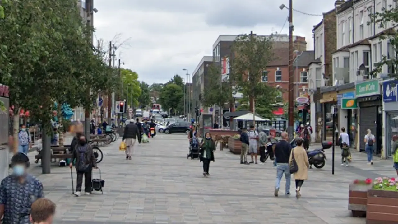 Pessoas caminhando na Walthamstow High Street