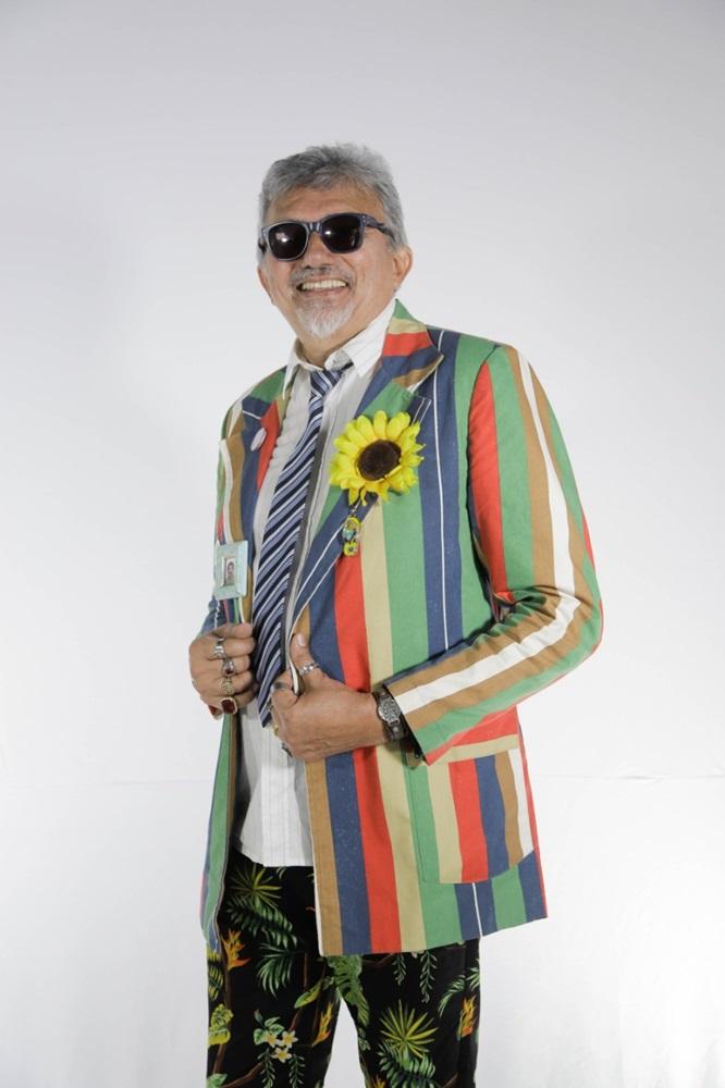 Na imagem, o músico, ator e comediante cearense Falcão durante divulgação da música 