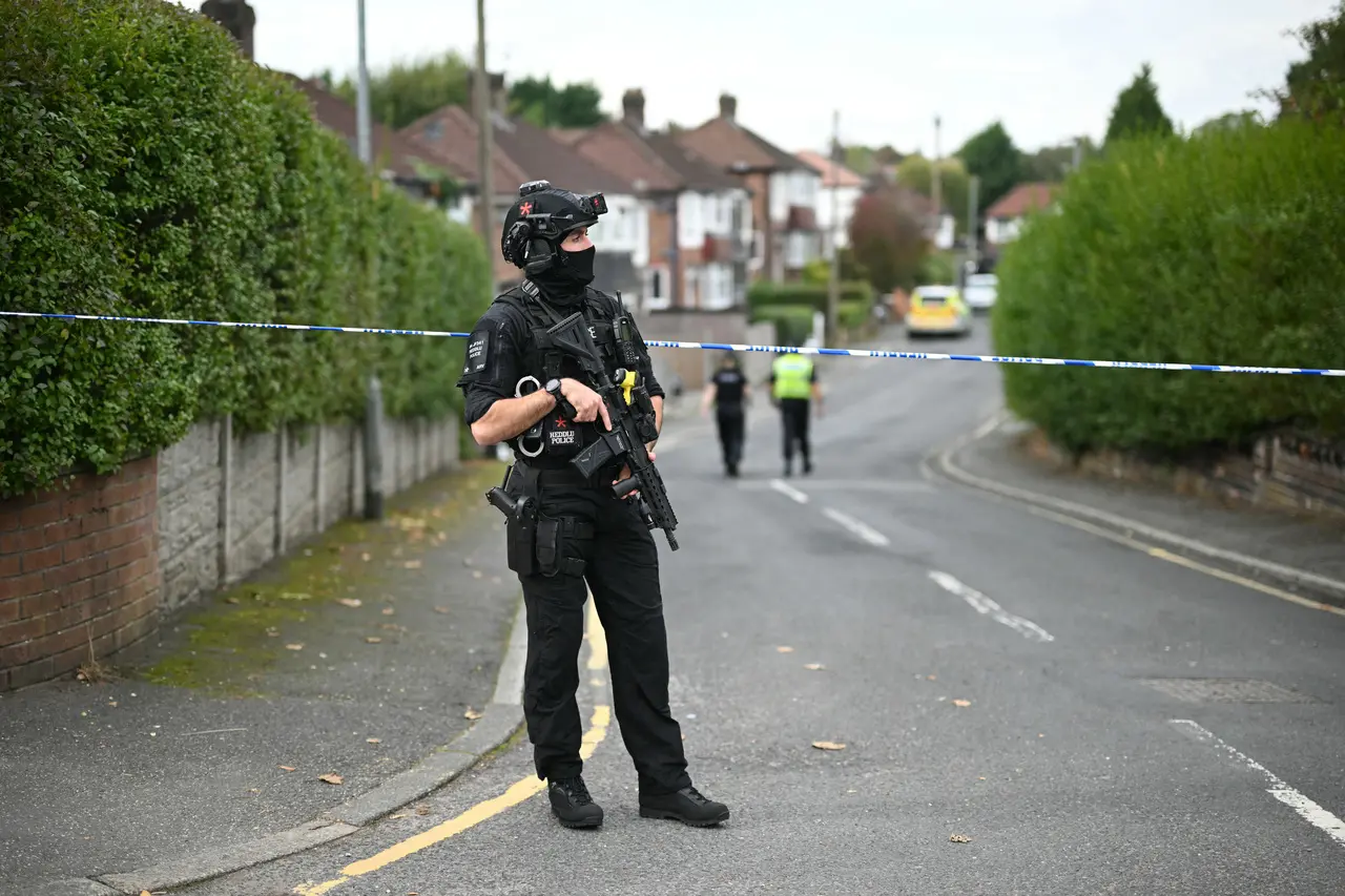 Um policial armado está em um cordão na White House Avenue, perto da sinagoga Heaton Park Hebrew Congregation em Crumpsall, no norte de Manchester, em 2 de outubro de 2025, após um ataque à sinagoga.