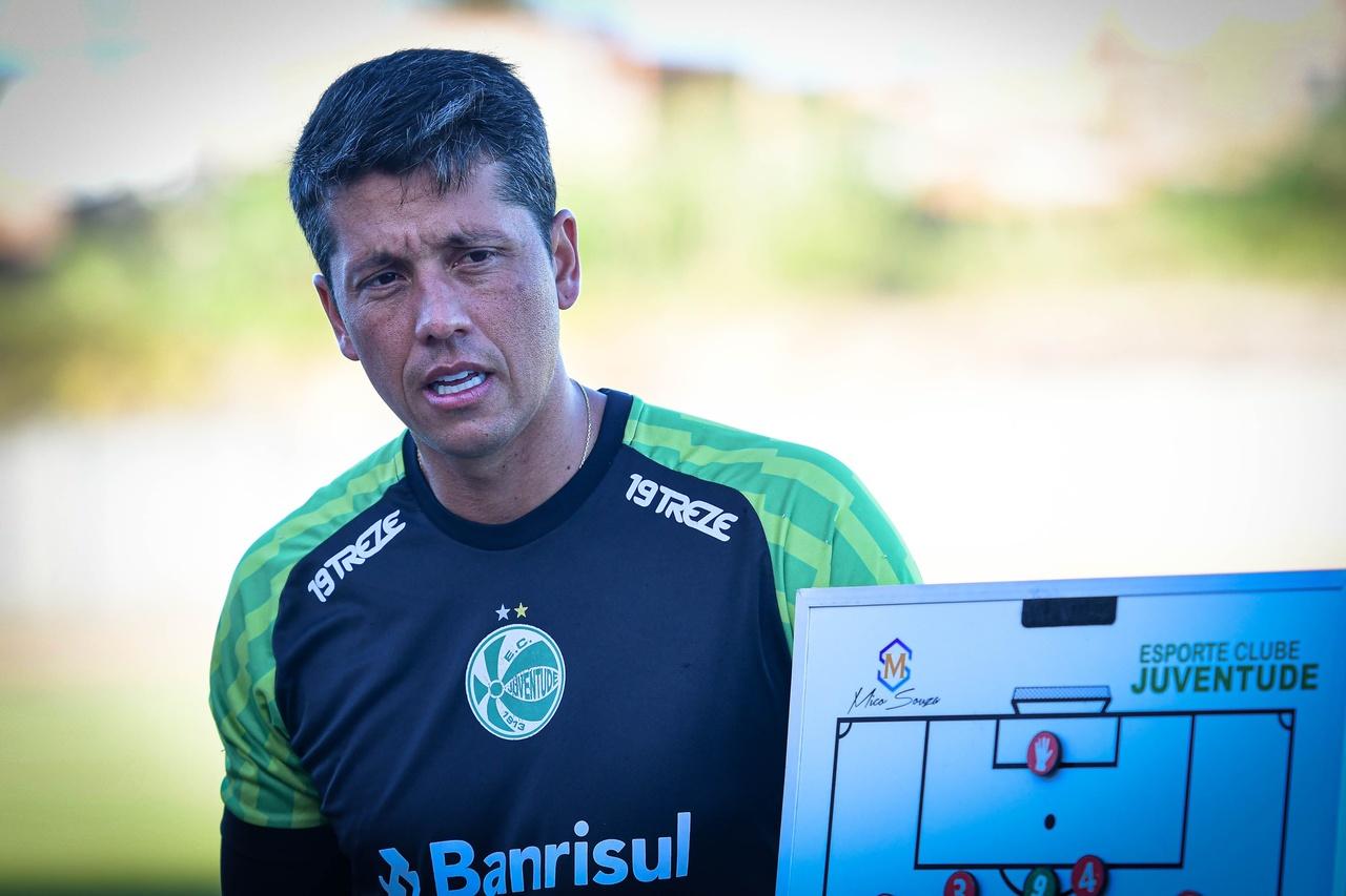 Thiago Carpini em ação pelo Juventude