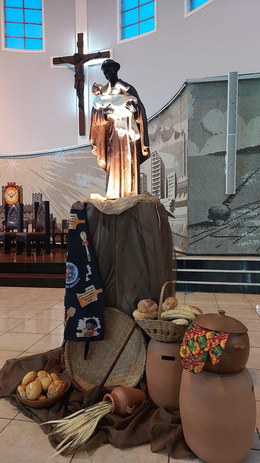 Estátua de São Benedito dentro da Paróquia em homenagem ao Santo.