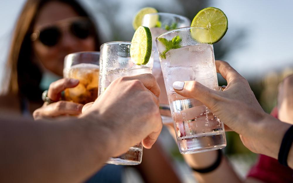 Grupo de amigos brinda com caipirinhas para matéria sobre intoxicação por metanol