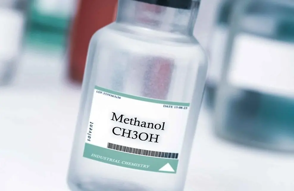 Frasco de metanol para matéria sobre os riscos e sinais da intoxicação da substância.