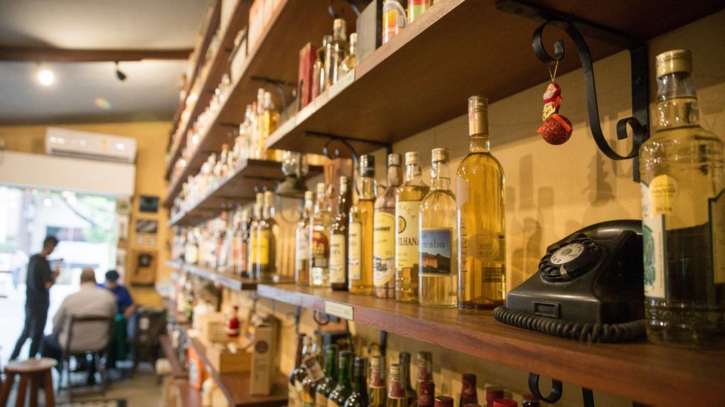 Imagem de dispositor de bebidas na embaixada da cachaça, em Fortaleza