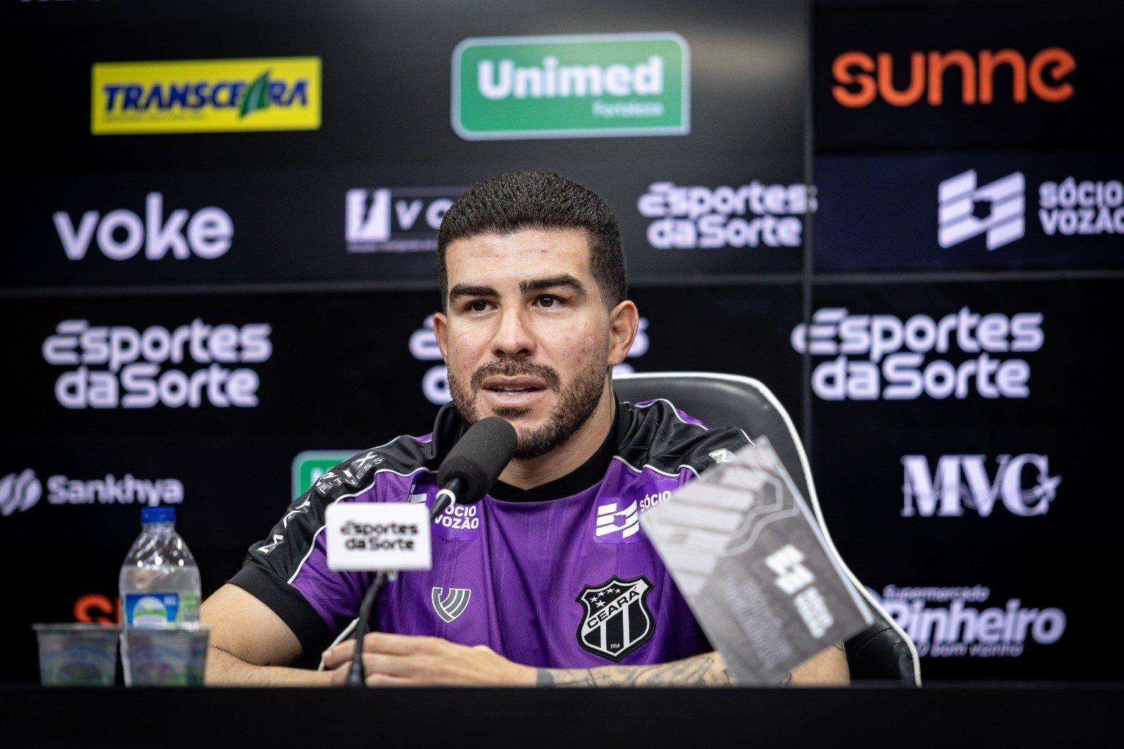 Foto de Richardson completa 300 jogos pelo Ceará contra o Santos e celebra: 'satisfação enorme para mim'