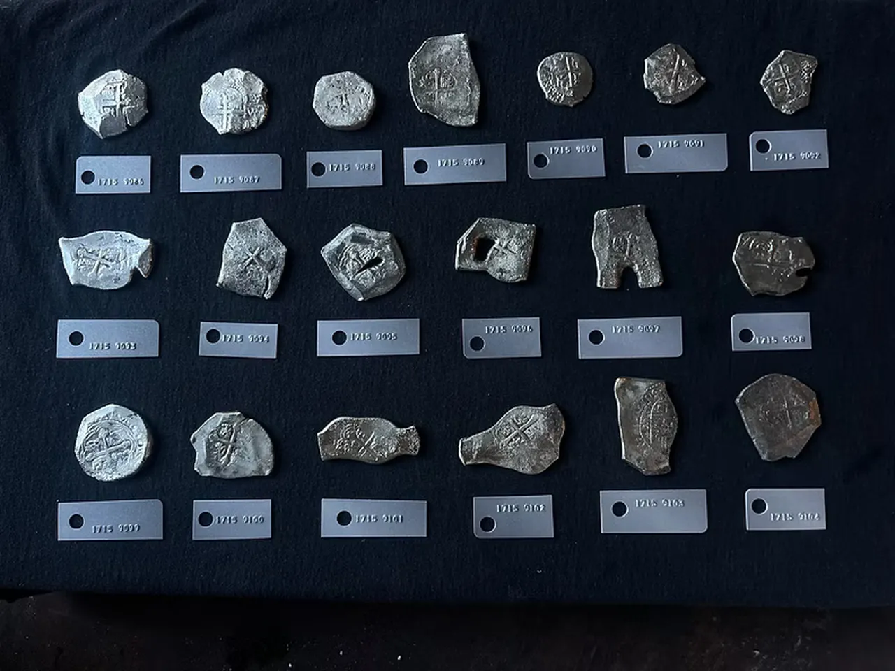 Diversos fragmentos de moedas estão sendo catalogados após encontro de material na Costa do Tesouro, na Flórida, EUA