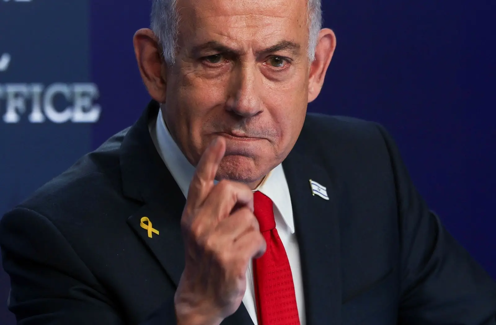 Netanyahu gesticula durante discurso.