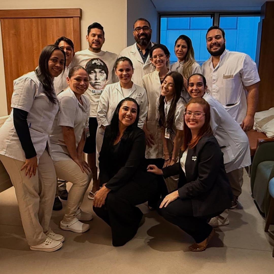 Foto mostra Hungria ao lado da equipe do hospital onde estava internado