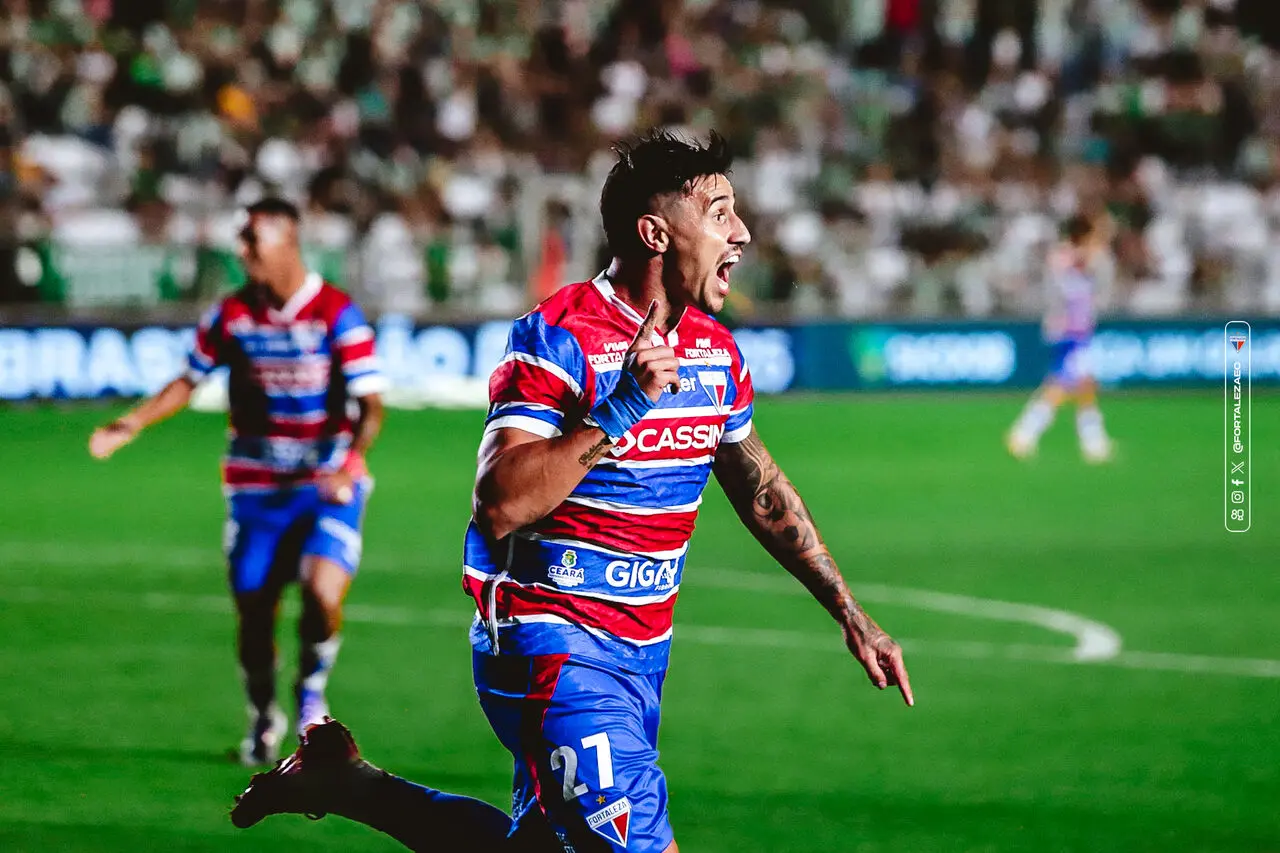 Adam Bareiro comemora gol pelo Fortaleza