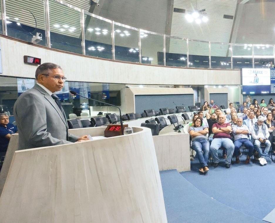 Foto mostra Antônio Cambraia durante pronunciamento em sessão solene da Assembleia Legislativa
