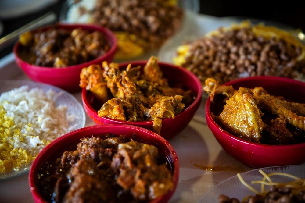 Na imagem, pratos como panelada, rabada e galinha no Iran da Panelada, estabelecimento localizado no bairro Paupina, em Fortaleza