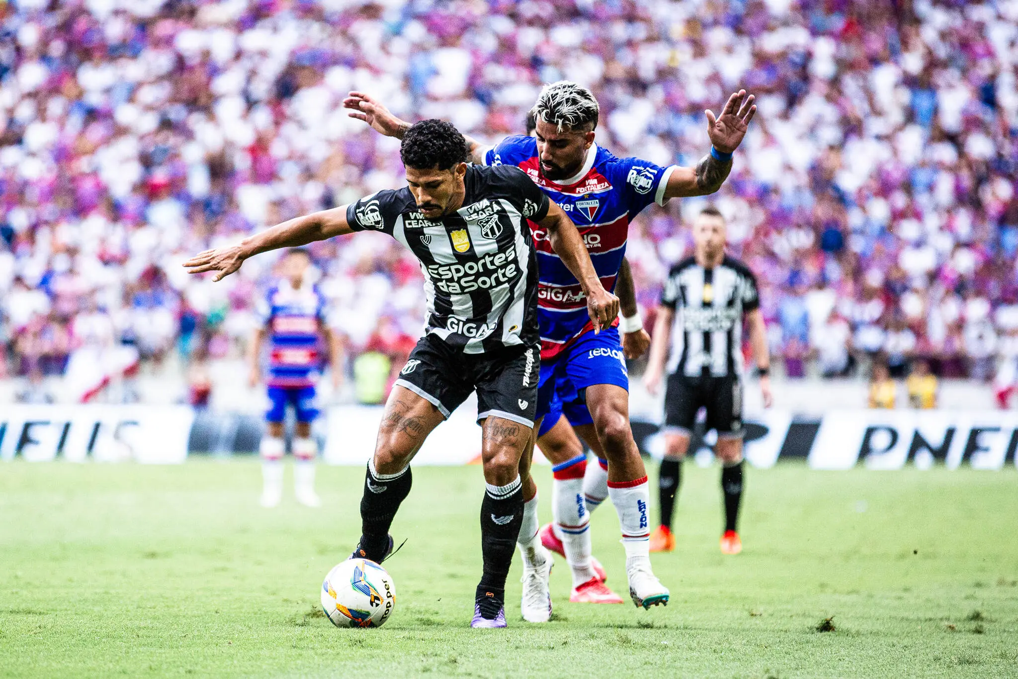 Foto de Fernando Sobral (Ceará) e Brítez (Fortaleza) durante Ceará x Fortaleza