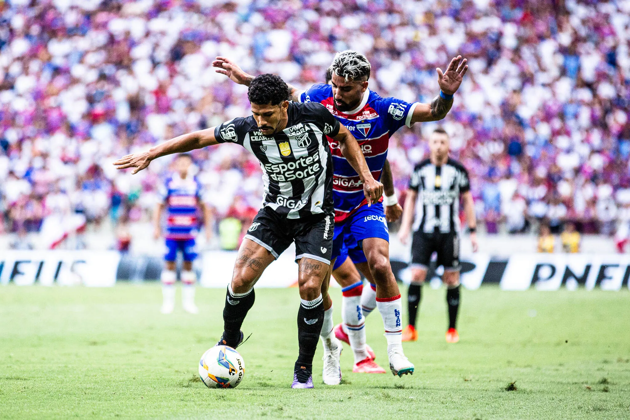 Fernando Sobral (Ceará) e Brítez (Fortaleza) durante Ceará x Fortaleza