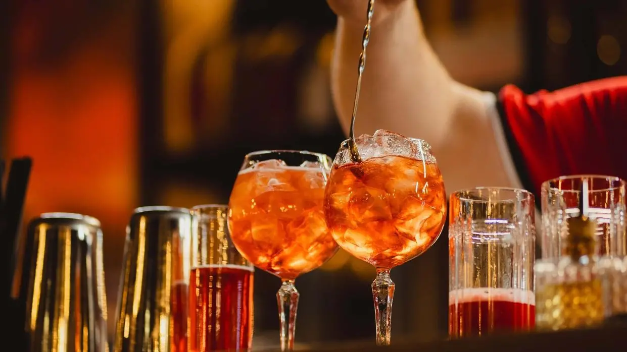 Bebidas destiladas dispostas em balcão de bar.