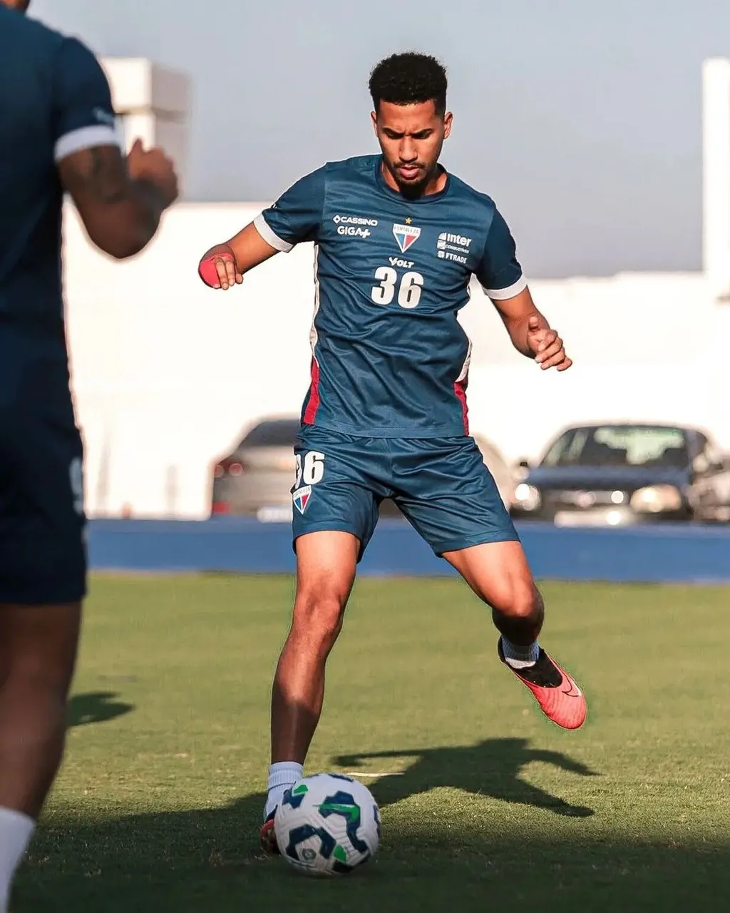 Weverson Costa durante treino do Fortaleza