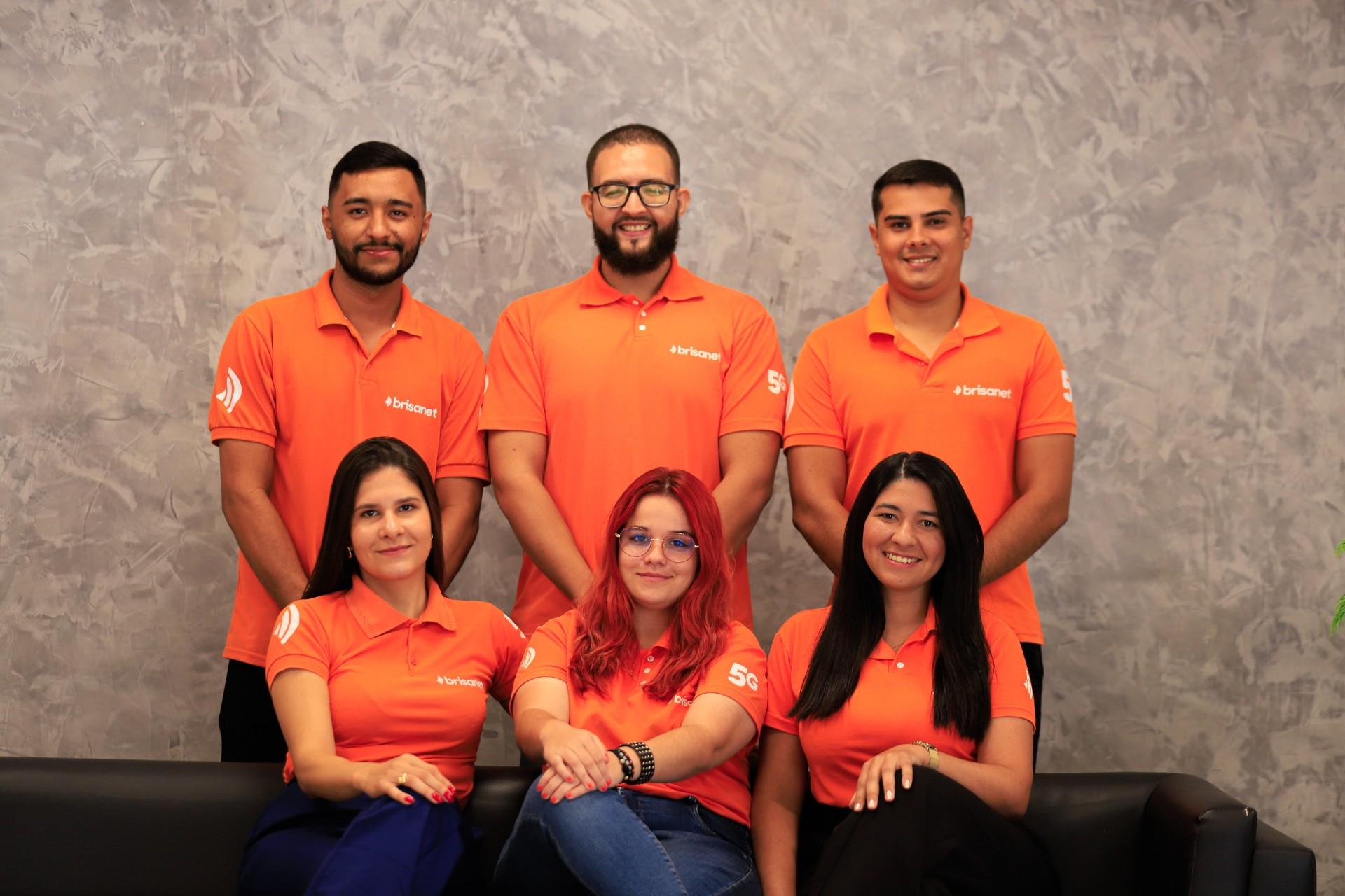 Imagem mostra funcionários da Brisanet