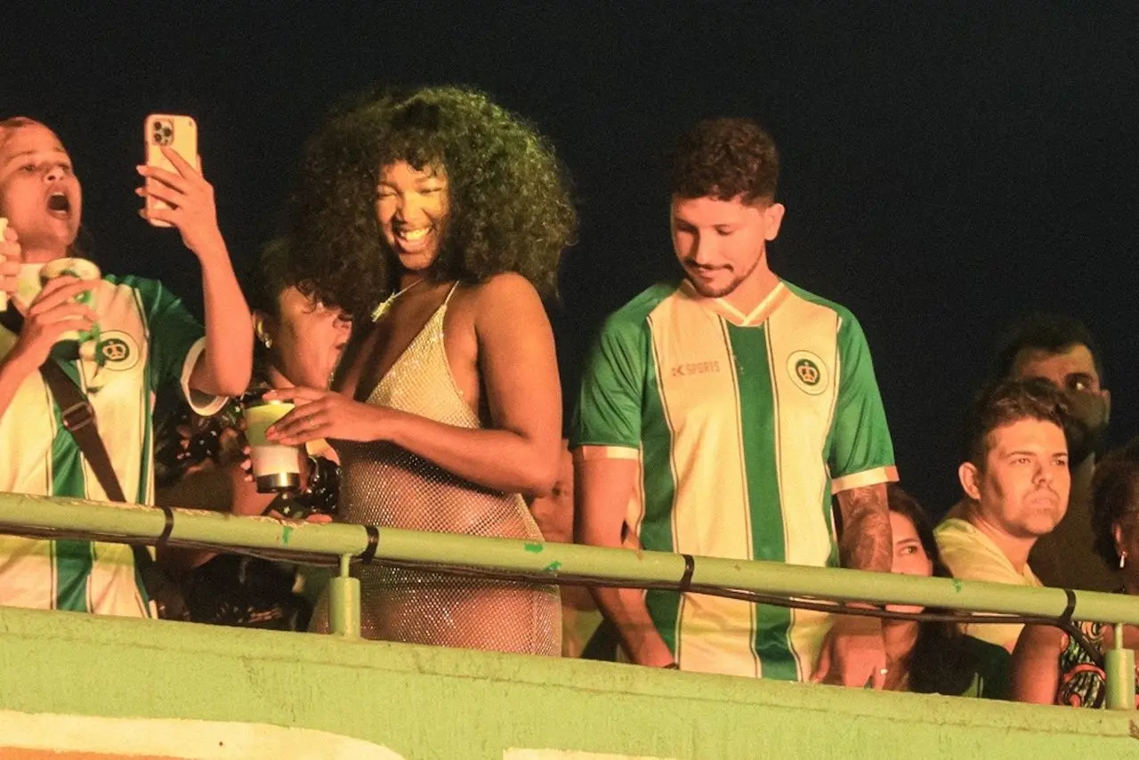 Cantora IZA e jogador Yuri Lima, em flagrante, em show.