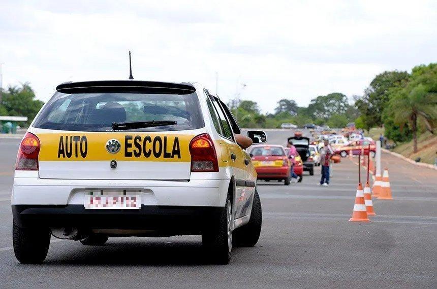 Imagem de automóvel adesivado para autoescola na entrada do Detran