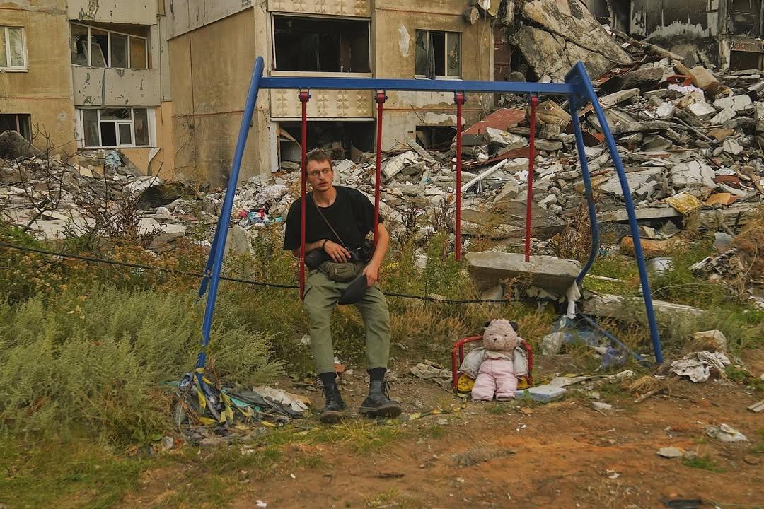Antoni Lallican em uma balanço em meio a destroços do conflito entre Ucrânia e Russia.