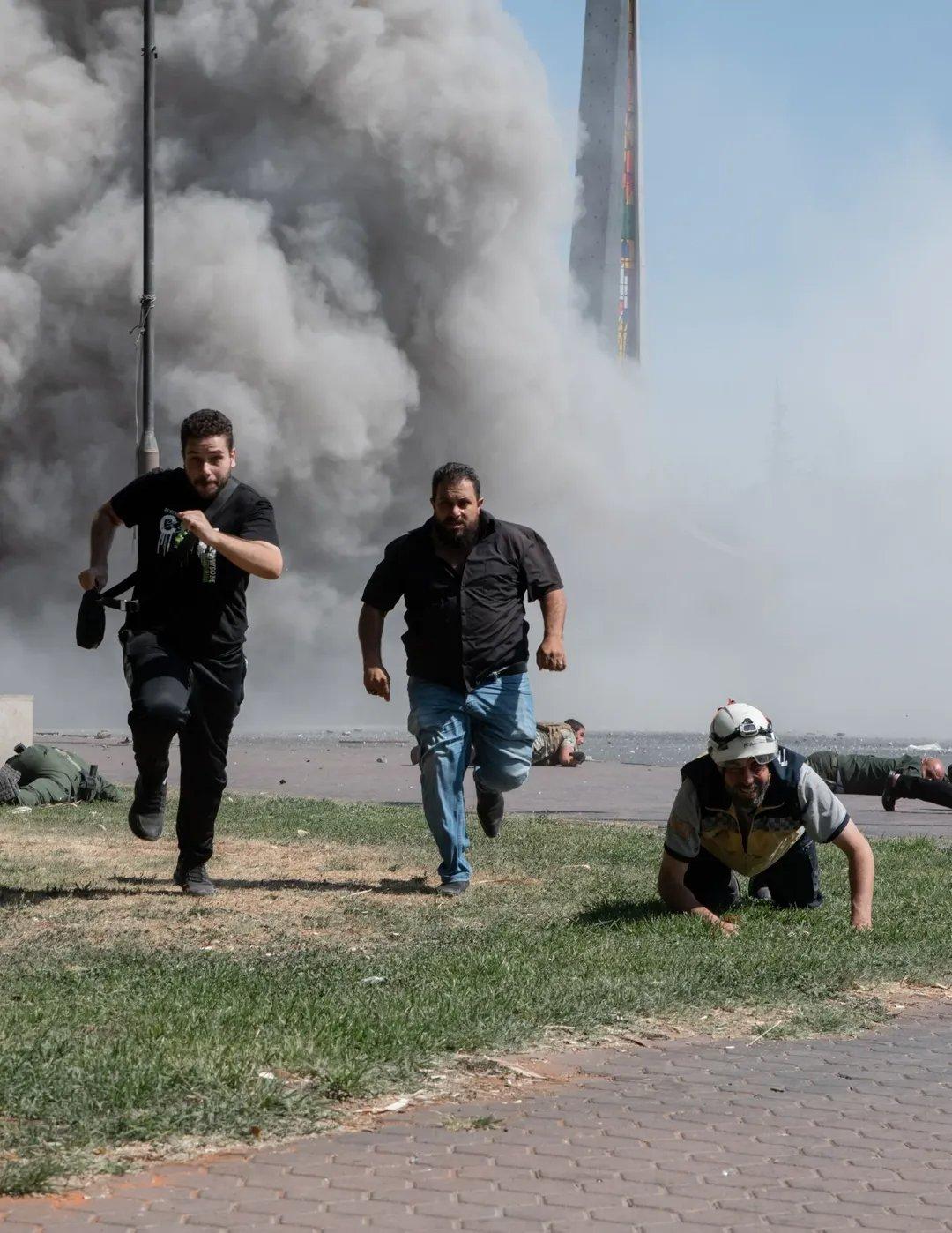 Pessoas fugindo de ataque entre os países Russia e Ucrânia.