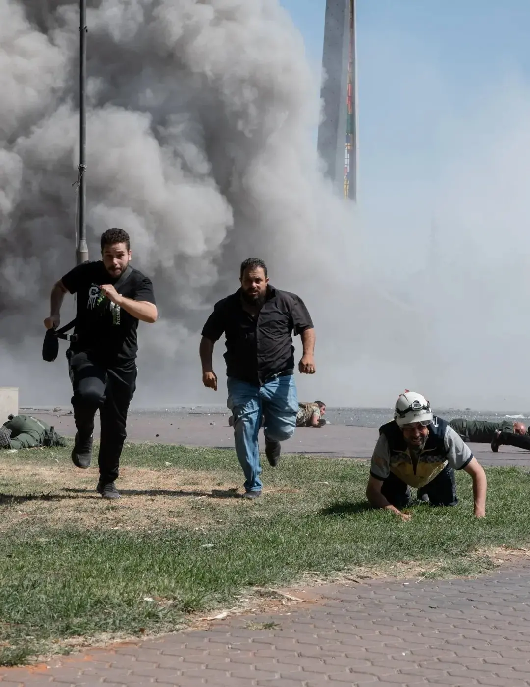 Pessoas fugindo de ataque entre os países Russia e Ucrânia.