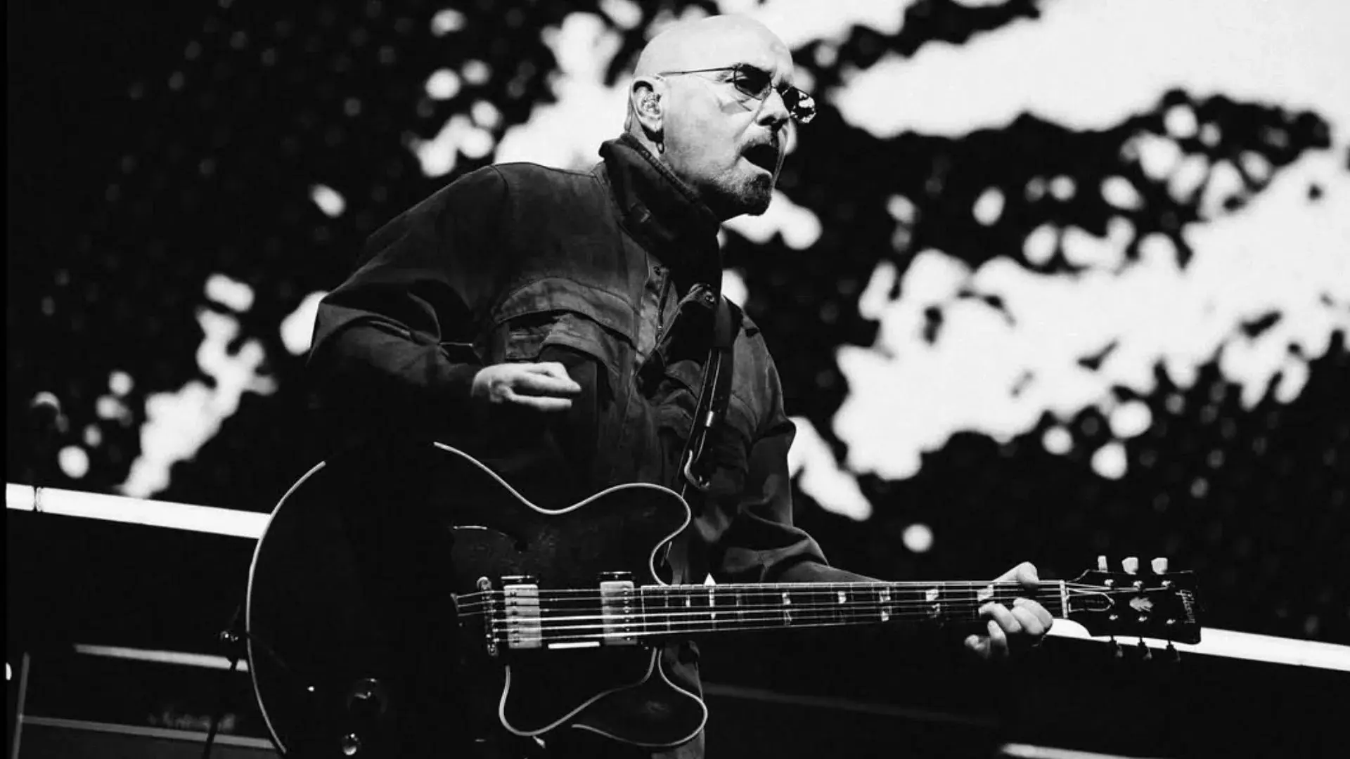 Foto do cantor Paul Arthurs, membro da banda Oasis, que anunciou pausa em turnê para tratamento do câncer.