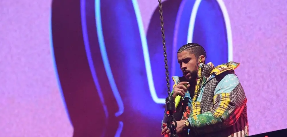 Bad Bunny se apresenta durante um show de sua turnê. Imagem usada em matéria sobre fala de Trump sobre artista anunciado como atração do Super Bowl.