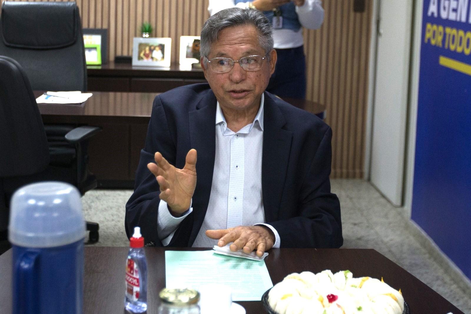 Foto mostra Antônio Cambraia durante o Café da Oposição da Assembleia Legislativa do Ceará