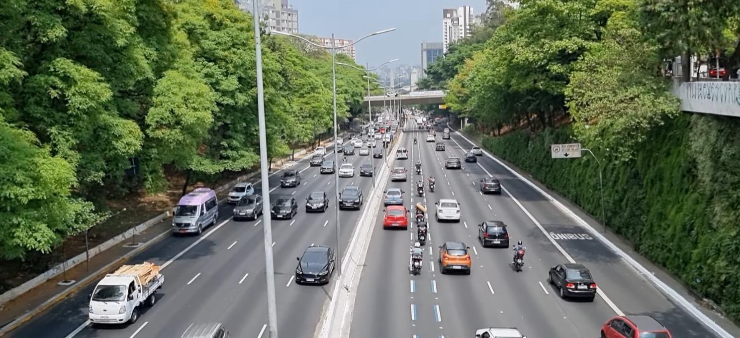 Vista aérea de avenida de São Paulo com faixa prioritária para motocicletas.