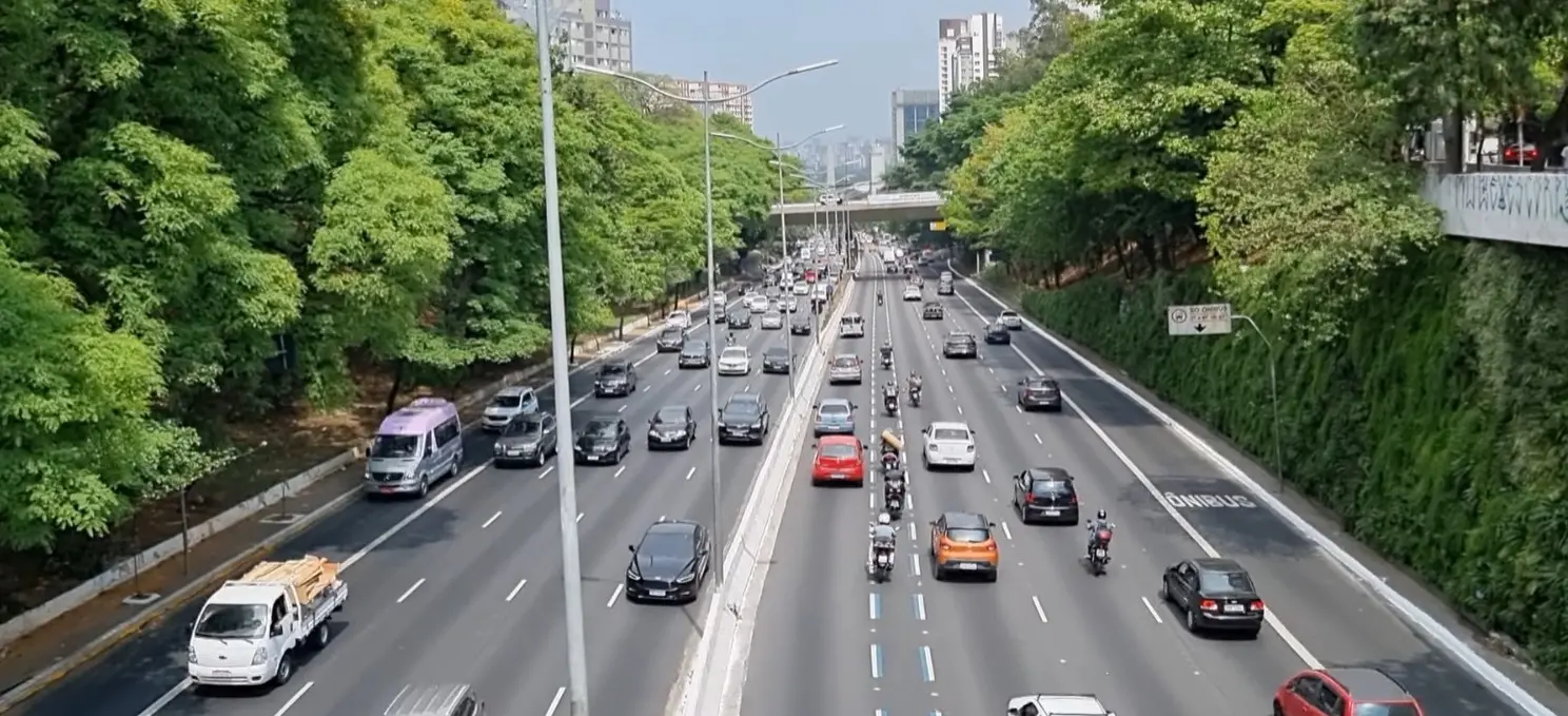 Vista aérea de avenida de São Paulo com faixa prioritária para motocicletas.