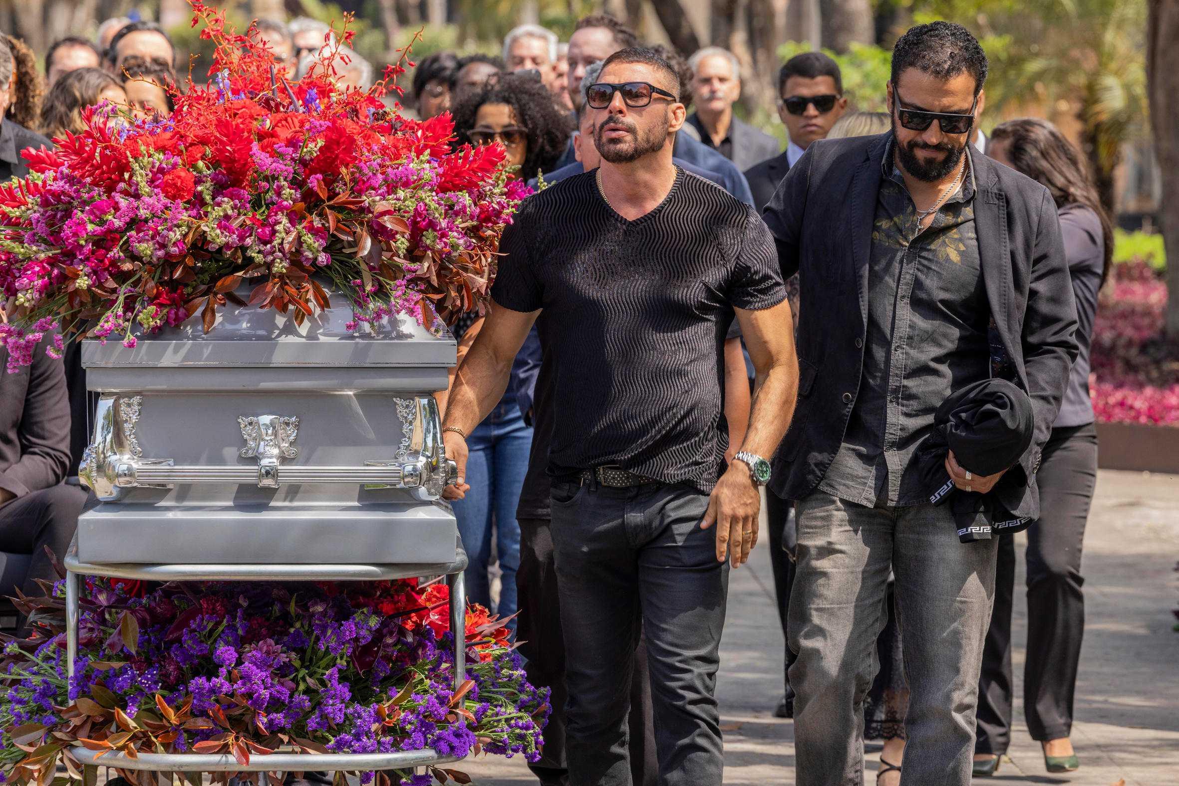 Imagem de Cauã Reymond, interpretando César, em funeral de Odete Roitman, de Vale Tudo