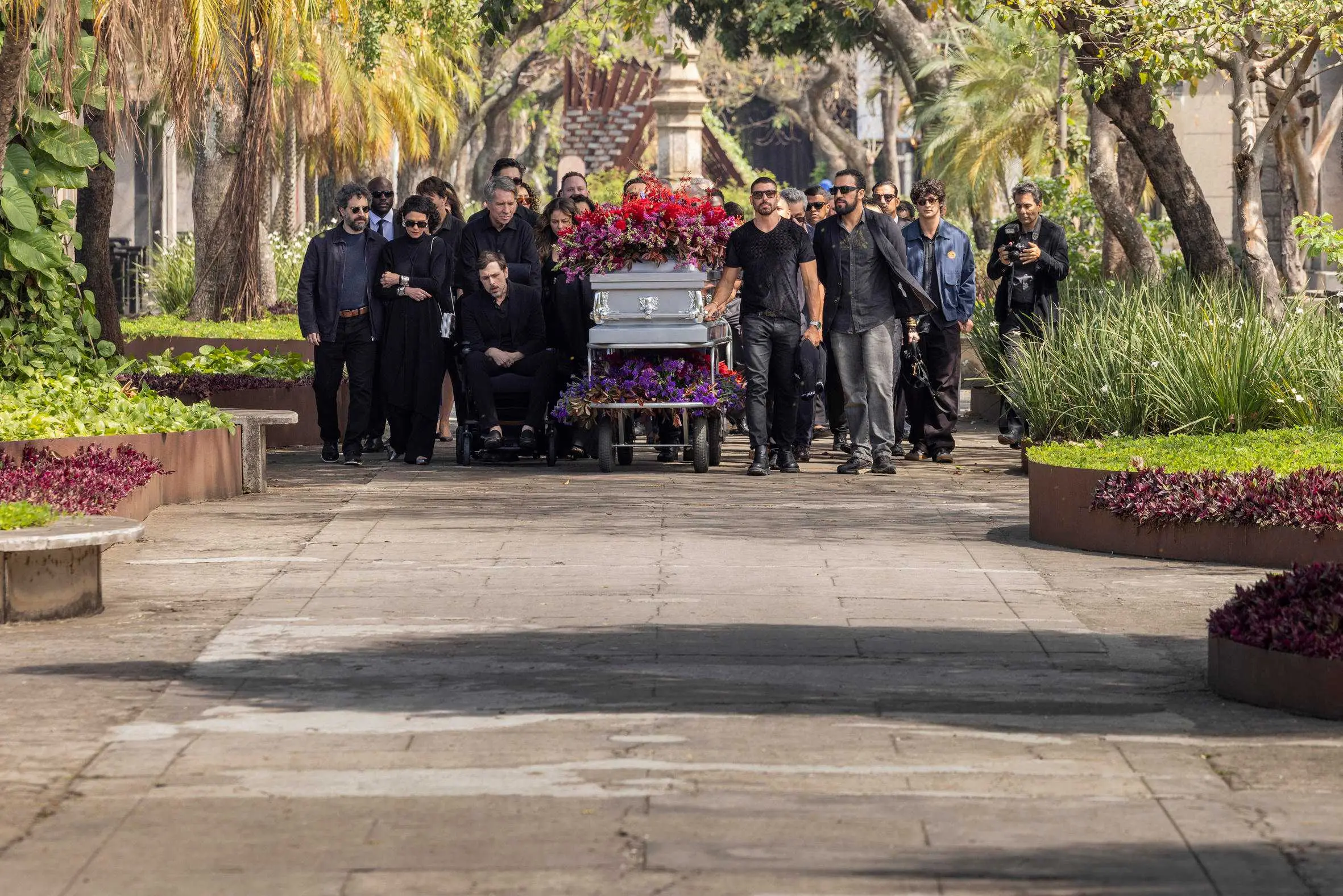 Imagem de familiares e pessoas próximas a Odete (Debora Bloch) no enterro da matriarca da família Roitman.