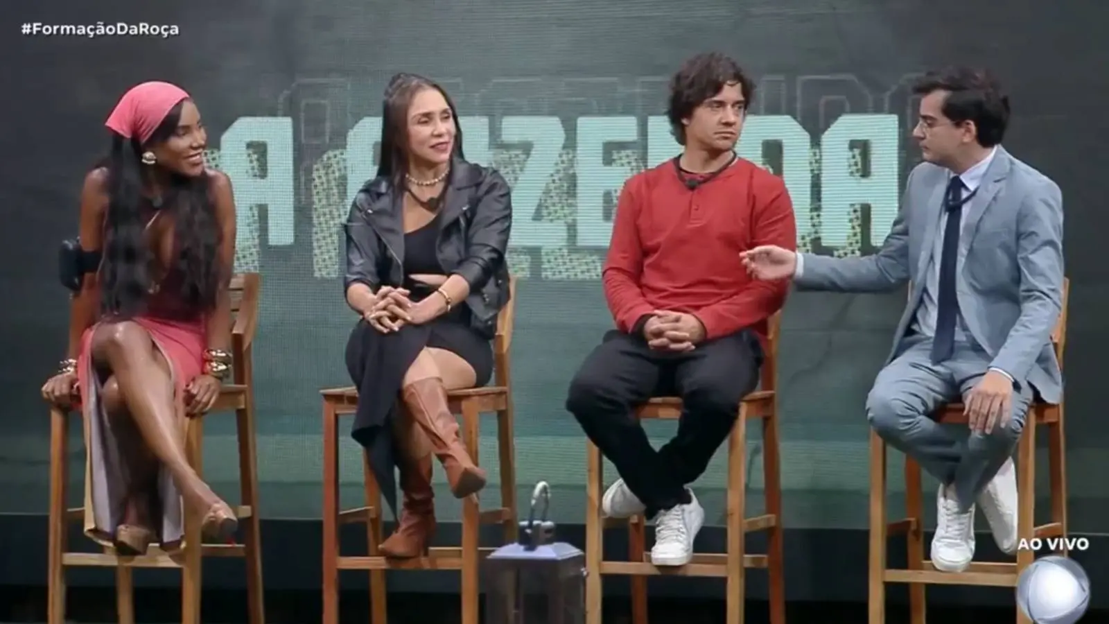 Imagem mostra participantes de A Fazenda Carol Lekker, Yoná Sousa, Gui Boury e Dudu Camargo sentados em bancos da roça em 7 de outubro de 2025.