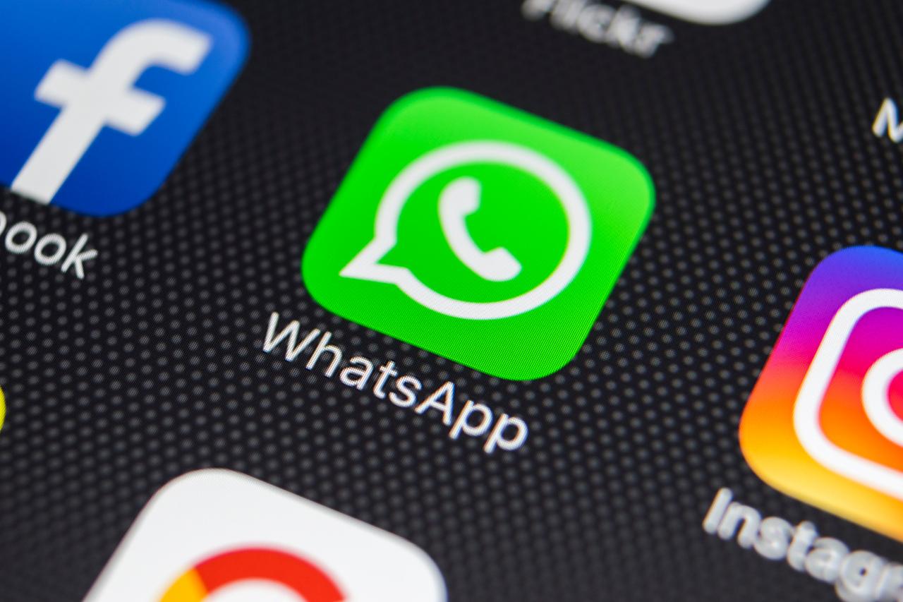 Imagem mostra tela de smartphone mostrando o ícone do WhatsApp na tela inicial, ao lado de outros aplicativos como Facebook e Instagram, em foco com destaque para a importância do WhatsApp