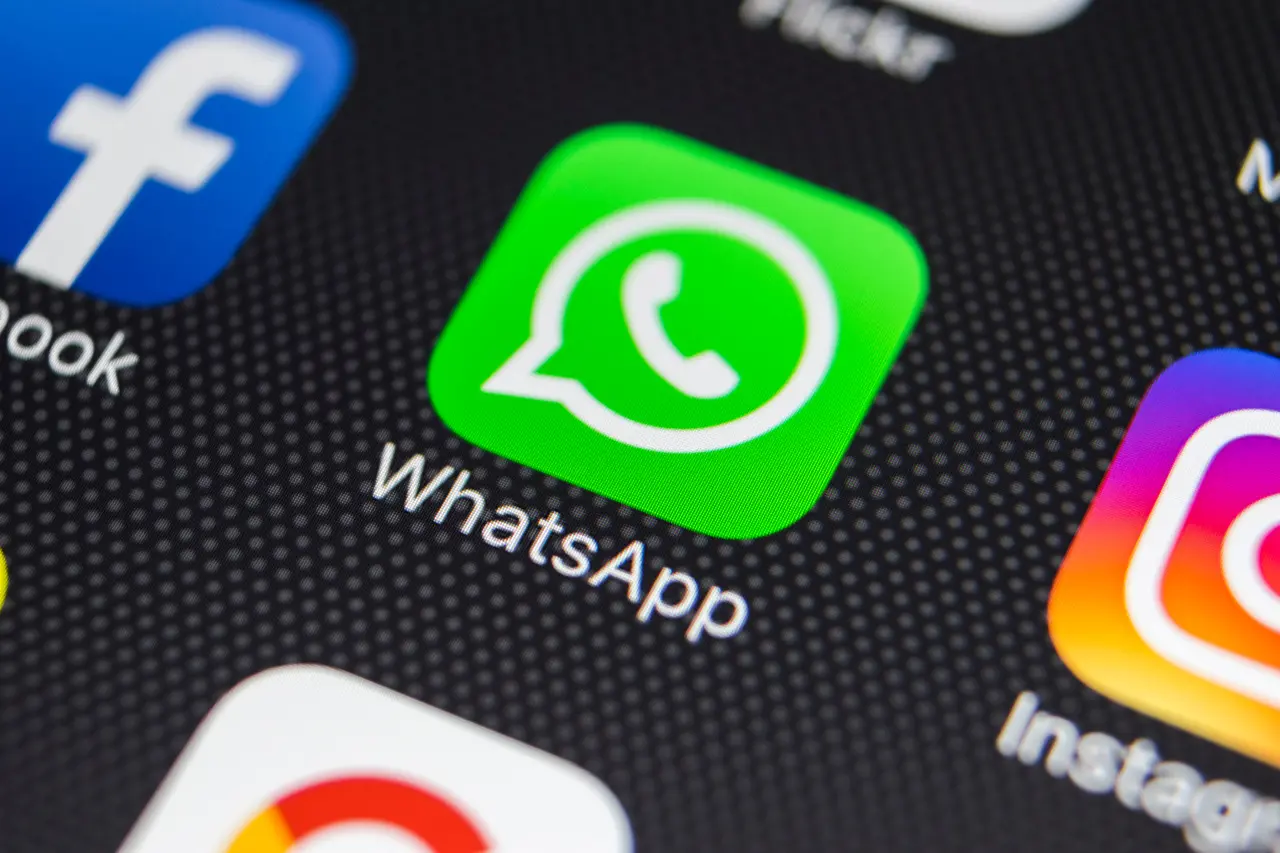 Imagem mostra tela de smartphone mostrando o ícone do WhatsApp na tela inicial, ao lado de outros aplicativos como Facebook e Instagram, em foco com destaque para a importância do WhatsApp