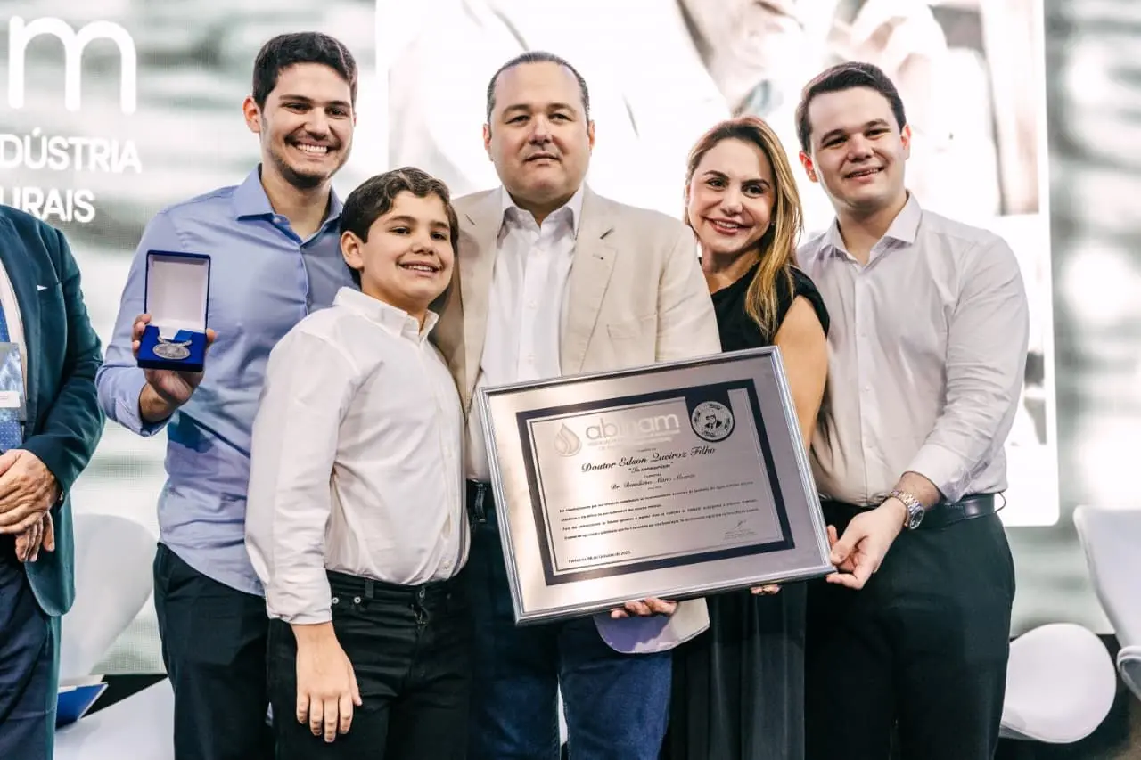 Otávio Valente Queiroz ao lado de filhos e da esposa durante homenagem a Edson Queiroz Filho