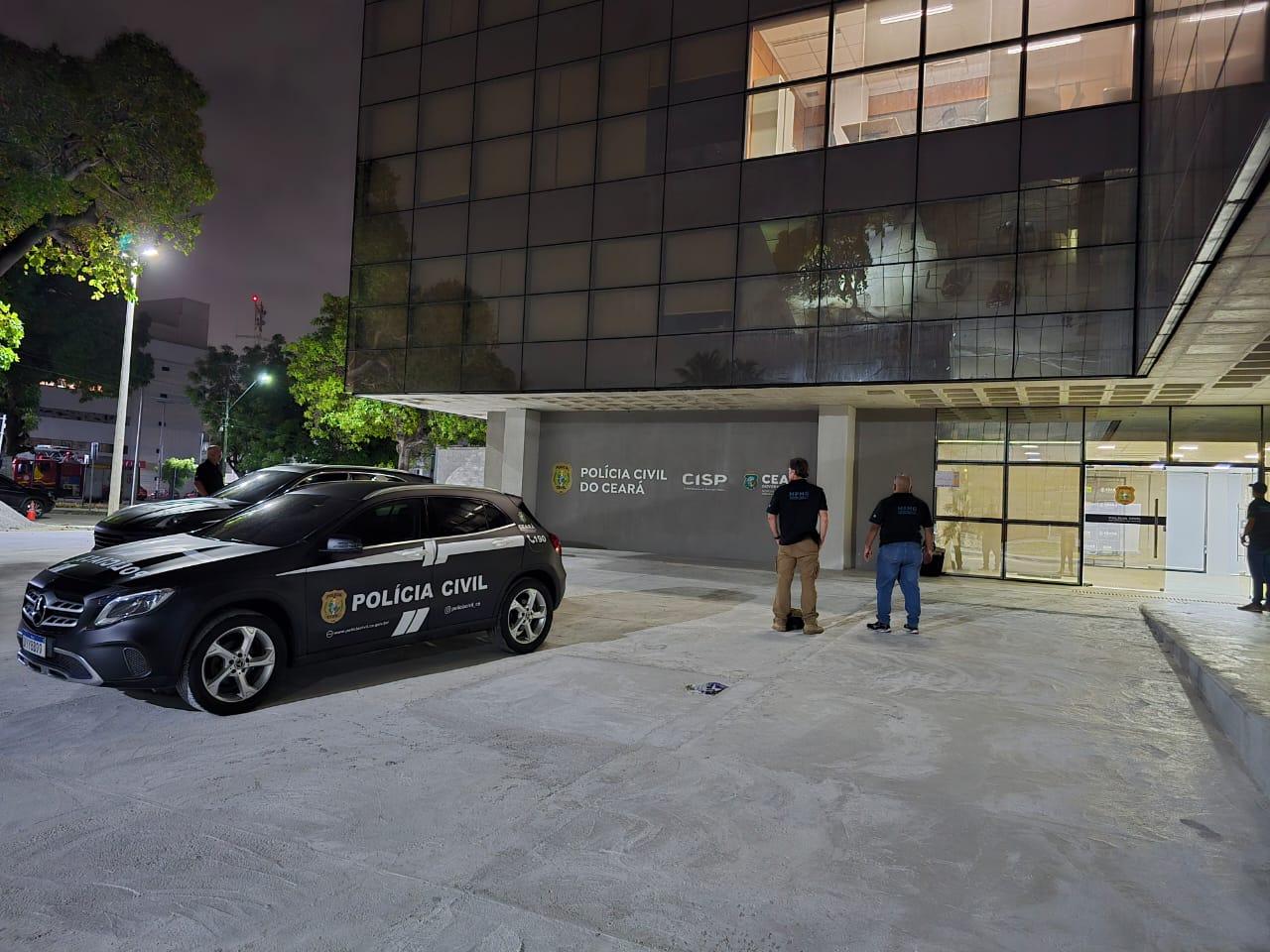 Viatura da Polícia Civil em frente à delegacia.