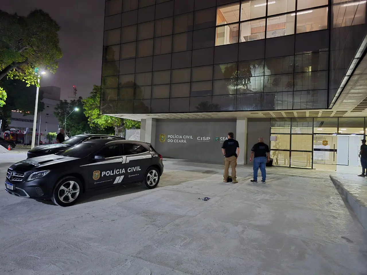 Viatura da Polícia Civil em frente à delegacia.