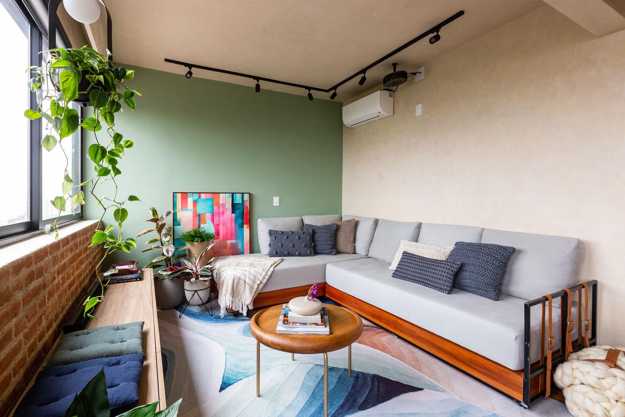 Para o sofá que compõe a sala proposta por Marianna Teixeira e Carolina Castilho, do Freijó Arquitetura, a espuma de alta densidade impede a sensação de ‘afundar’ no assento. Esse atributo é valioso.