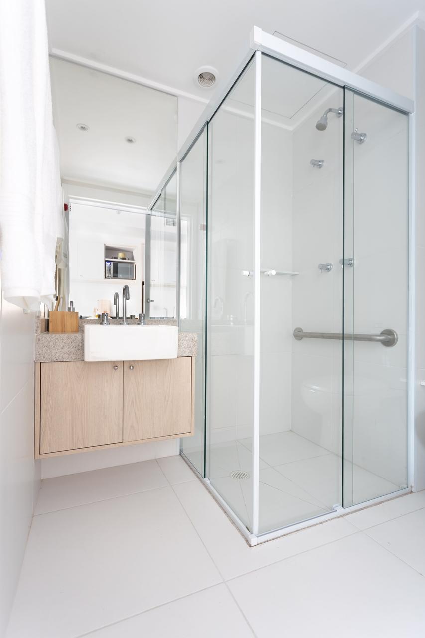 Dentro do box do banheiro foi instalado apoio da barra fixada na parede