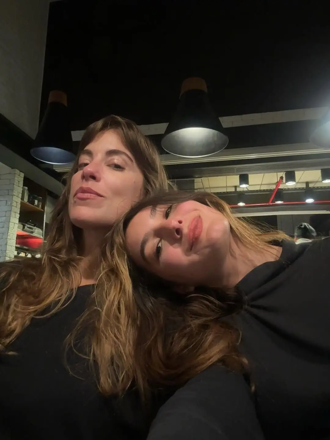 Imagem da notícia Atriz Marina Moschen anuncia noivado com Emilia Sauaia