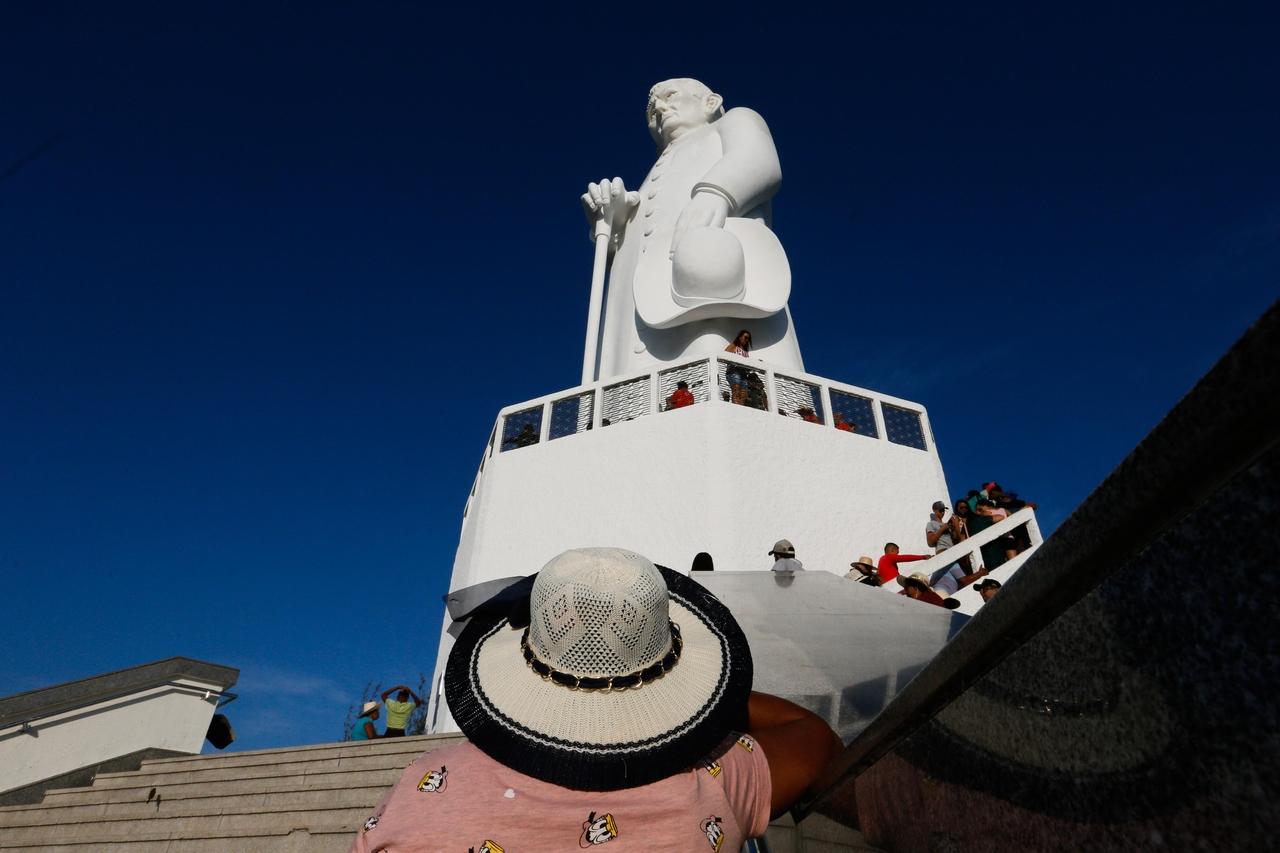 Fiéis visitam a estátua de Padre Cícero em Juazeiro do Norte