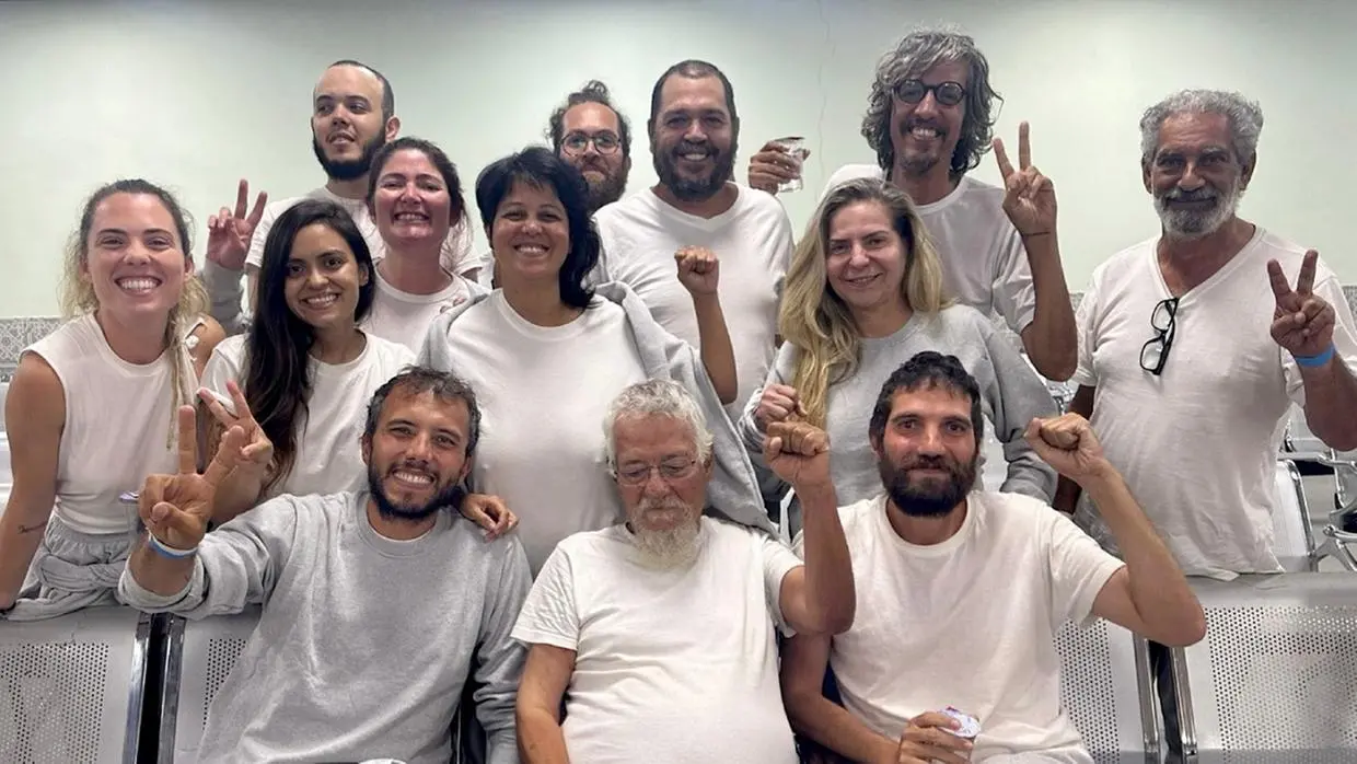 Imagem de Luizianne Lins e outros tripulantes que estavam presos em Israel.