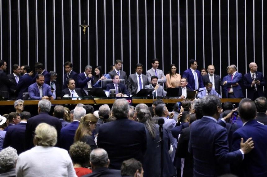 Plenário da Câmara no momento da votação, com cerca de 450 deputados presentes